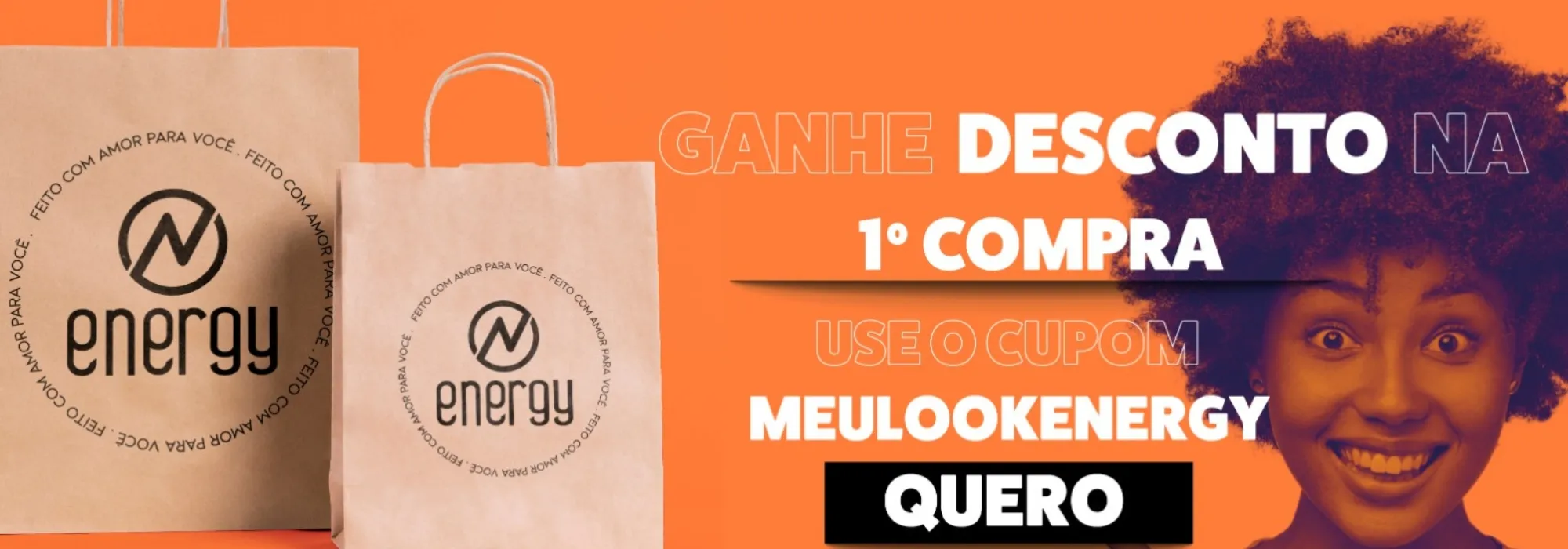 Full banner mostrando uma família em uma sala