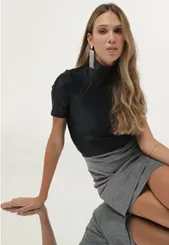 Blusa Manga Curta Gola Alta