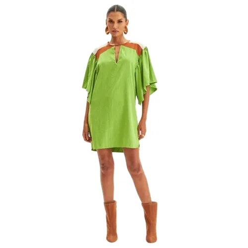 Vestido Curto Decote V